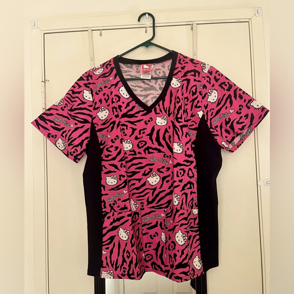 Hello Kitty Large scrub top like new
